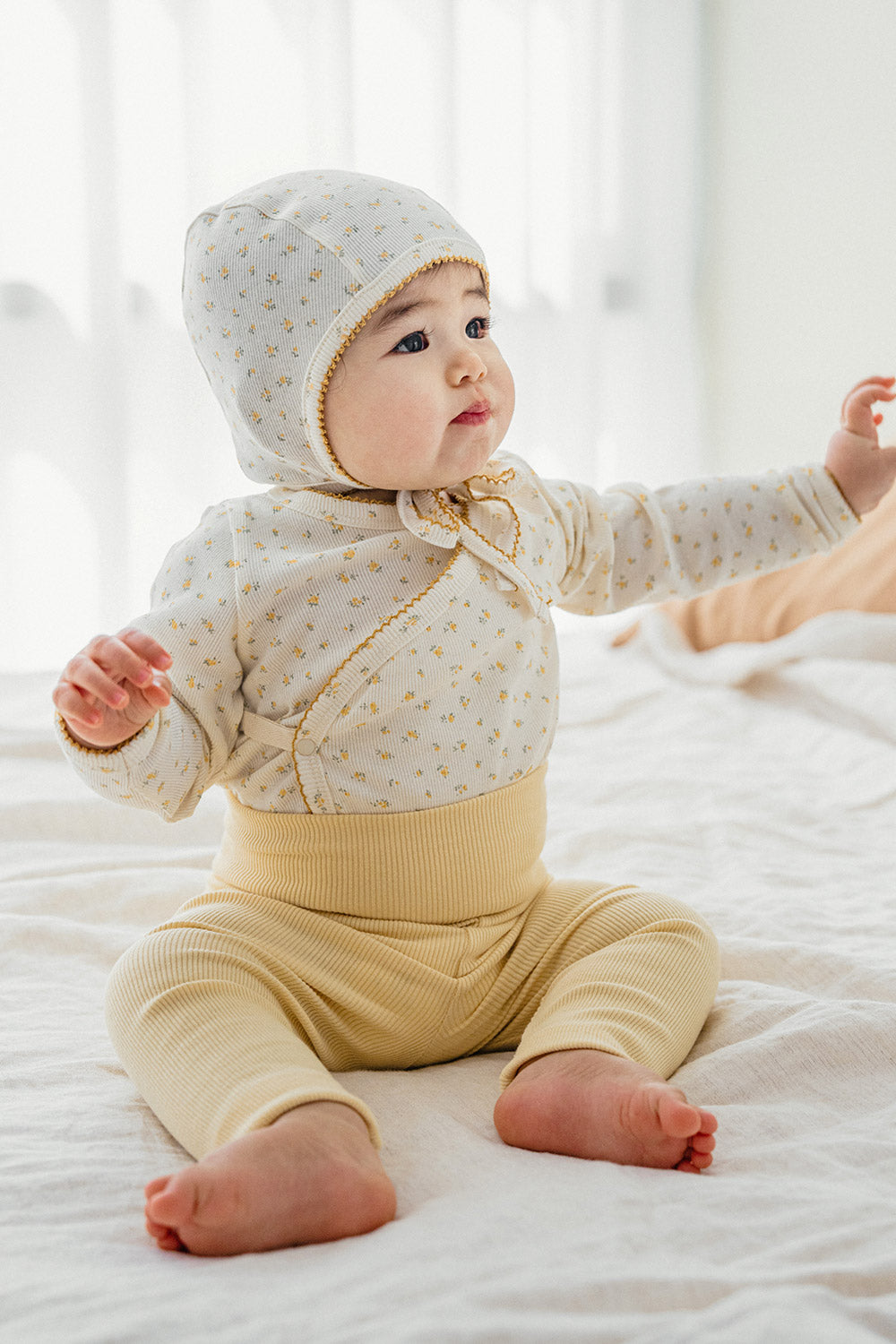 Baby wearing Avauma Aileen Baby Leggings - Spring Lemon, comfortable high-waist baby pants, soft and stretchy fabric Baby wearing Avauma Aileen Baby Leggings - Spring Lemon, comfortable high-waist baby pants, soft and stretchy fabric
