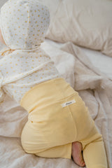 Close-up of Avauma Aileen Baby Leggings - Spring Lemon, ribbed baby pants with soft stretch waistband Close-up of Avauma Aileen Baby Leggings - Spring Lemon, ribbed baby pants with soft stretch waistband