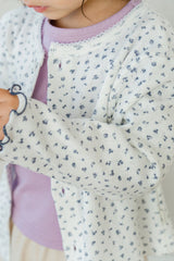Soft ribbed baby cardigan by Avauma – Aileen Bloom Cardigan in Lunabel Navy with intricate floral details, crafted for baby comfort and style. Soft ribbed baby cardigan by Avauma – Aileen Bloom Cardigan in Lunabel Navy with intricate floral details, crafted for baby comfort and style.