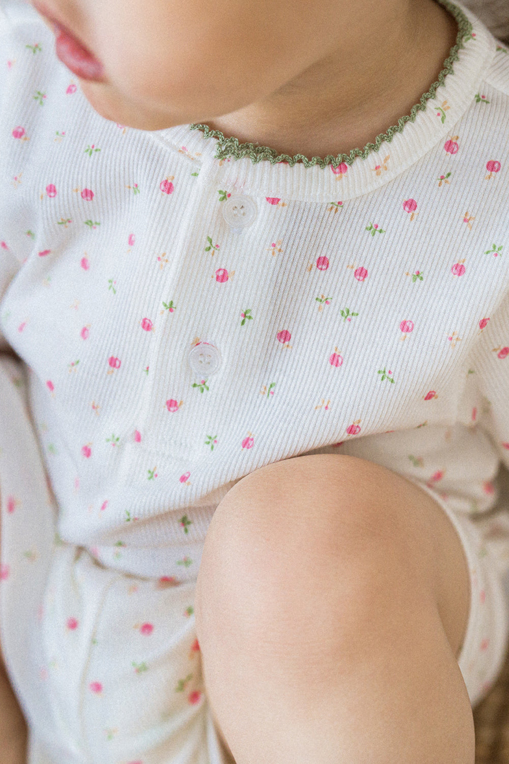 AVAUMA floral baby pajama set – close-up of neckline and fabric texture AVAUMA floral baby pajama set – close-up of neckline and fabric texture