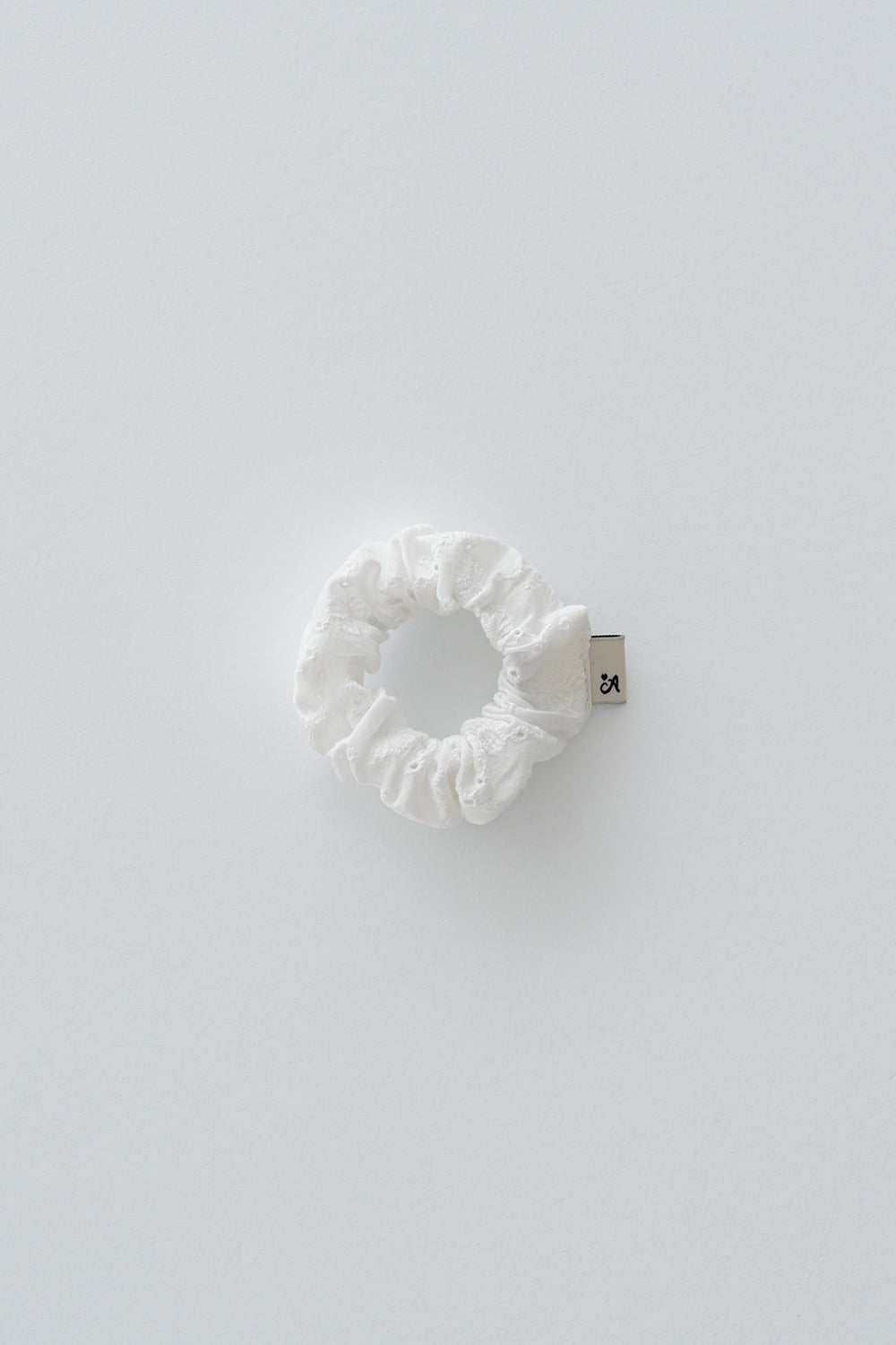 Off-white lace scrunchie with delicate floral embroidery – Avauma
Off-white lace scrunchie with delicate floral embroidery – Avauma