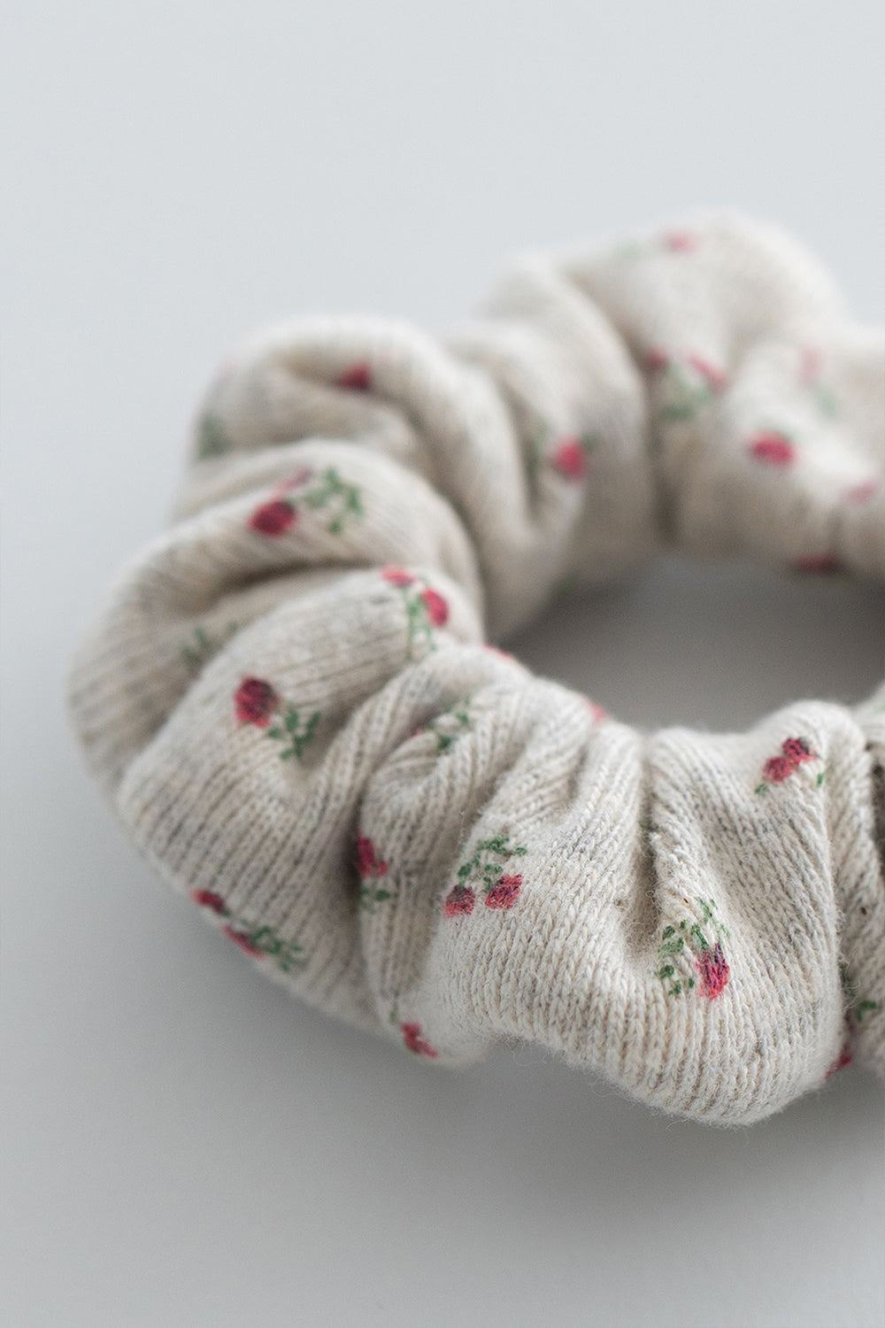 Close-up of Berry Cream Mellow Scrunchie on toddler’s ponytail – Avauma
Close-up of Berry Cream Mellow Scrunchie on toddler’s ponytail – Avauma