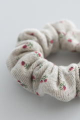 Close-up of Berry Cream Mellow Scrunchie on toddler’s ponytail – Avauma
Close-up of Berry Cream Mellow Scrunchie on toddler’s ponytail – Avauma