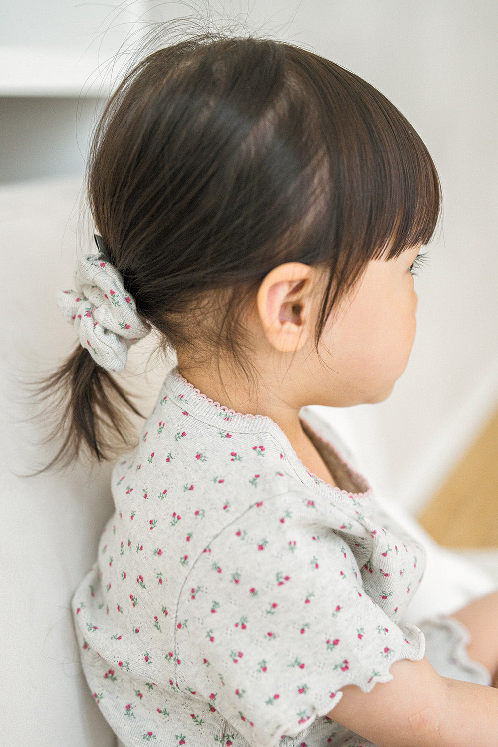 Back view of a toddler girl with Berry Cream Mellow Scrunchie – Avauma
Back view of a toddler girl with Berry Cream Mellow Scrunchie – Avauma