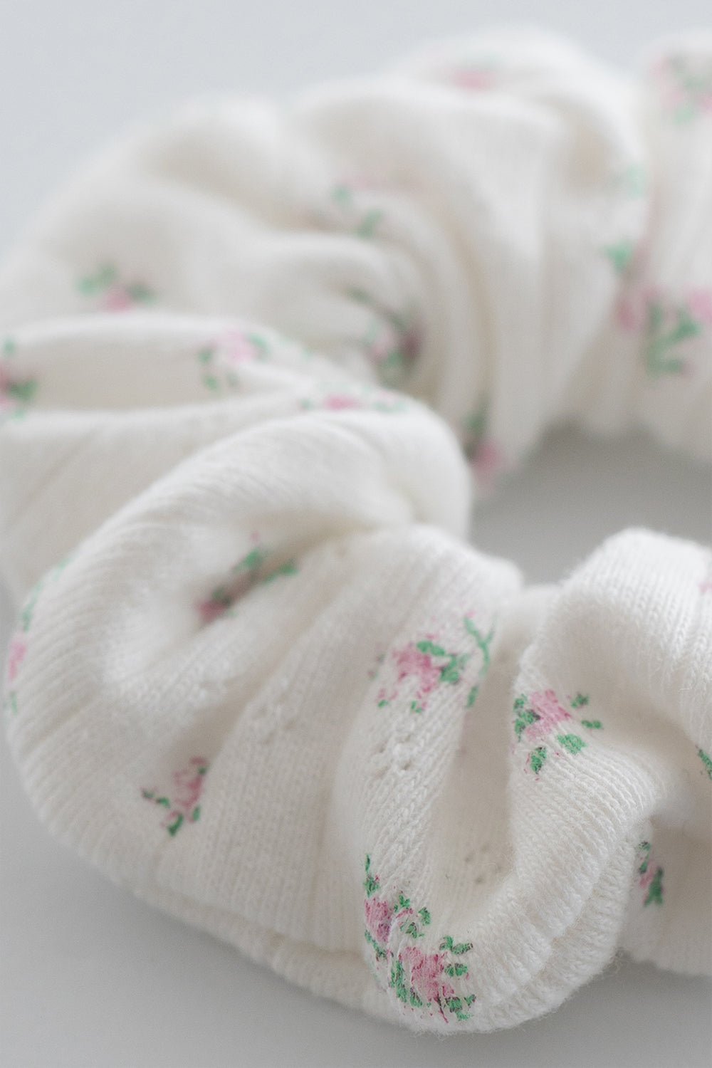 Close-up of blossom pink ribbed scrunchie with pastel pink floral pattern – Avauma
Close-up of blossom pink ribbed scrunchie with pastel pink floral pattern – Avauma