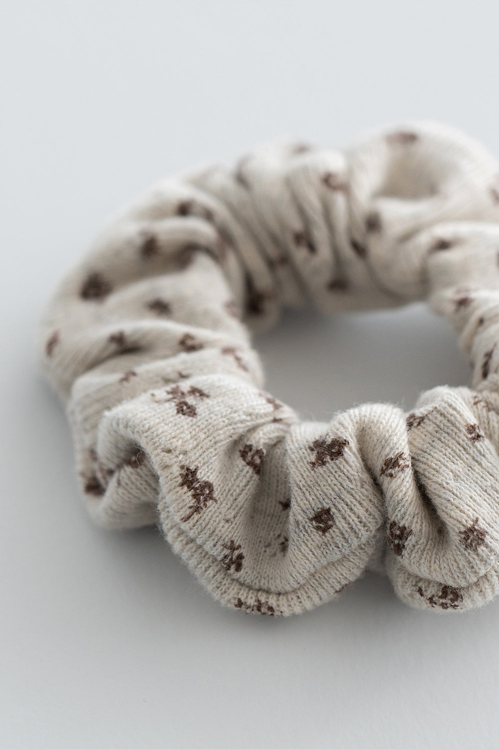 Close-up of beige maple oat scrunchie with brown flowers – Avauma
Close-up of beige maple oat scrunchie with brown flowers – Avauma