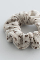 Close-up of beige maple oat scrunchie with brown flowers – Avauma
Close-up of beige maple oat scrunchie with brown flowers – Avauma