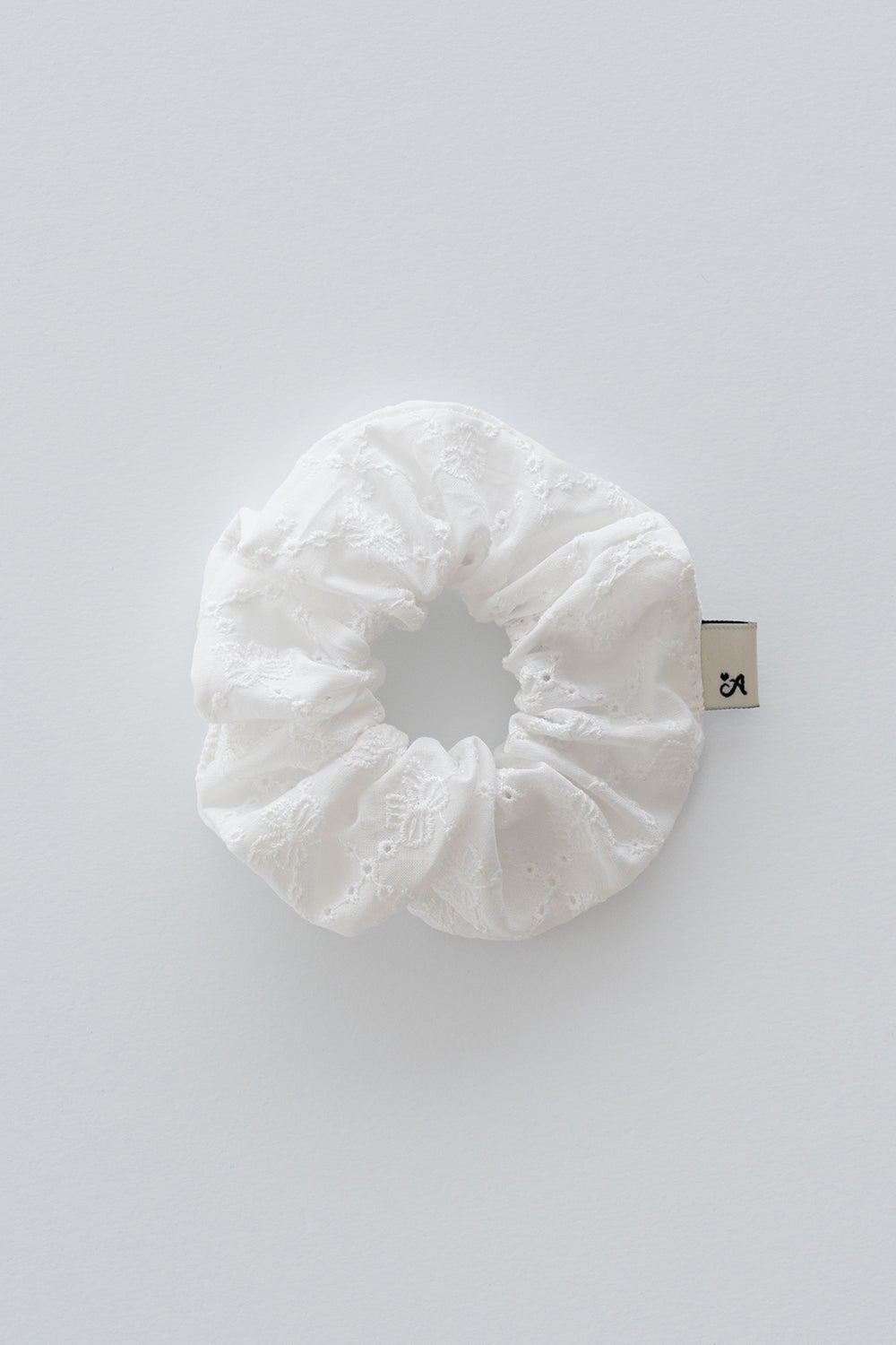 Off-white lace scrunchie with delicate floral embroidery – Avauma
Off-white lace scrunchie with delicate floral embroidery – Avauma