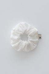 Off-white lace scrunchie with delicate floral embroidery – Avauma
Off-white lace scrunchie with delicate floral embroidery – Avauma