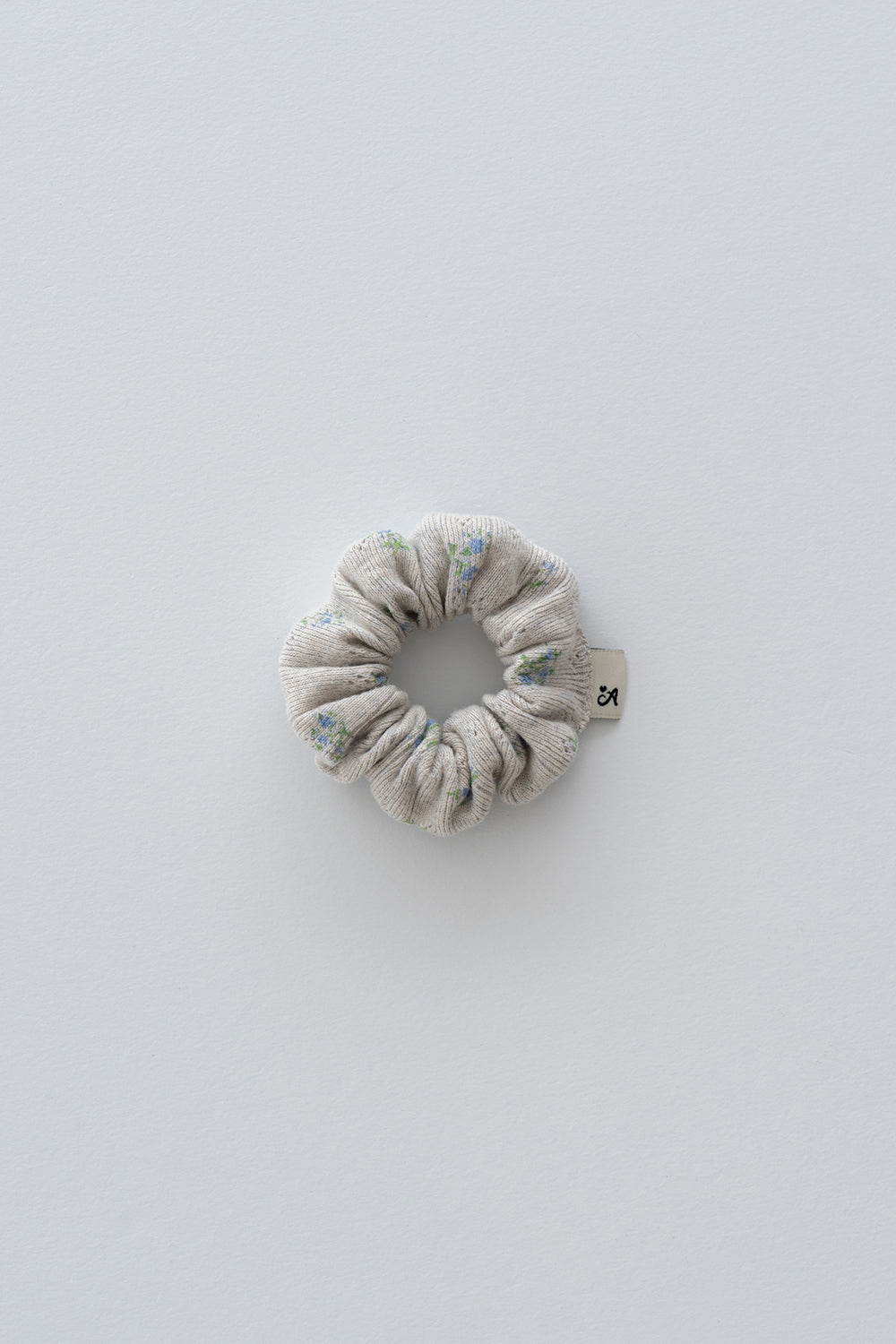 Pebble green scrunchie with blue and green floral details – Avauma
Pebble green scrunchie with blue and green floral details – Avauma