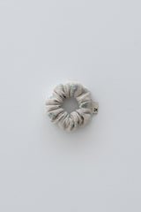 Pebble green scrunchie with blue and green floral details – Avauma
Pebble green scrunchie with blue and green floral details – Avauma