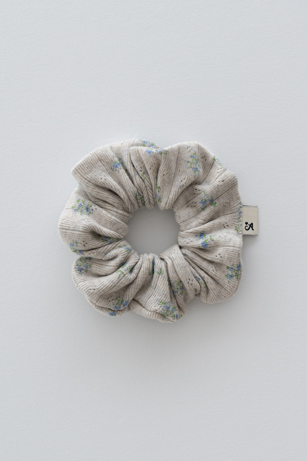Pebble green floral scrunchie with blue and green flower print – Avauma
Pebble green floral scrunchie with blue and green flower print – Avauma