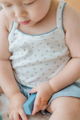 Close-up of Avauma baby tank in blue picot – delicate floral pattern with soft blue accents
Close-up of Avauma baby tank in blue picot – delicate floral pattern with soft blue accents