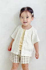 Girl in Avauma butter check set with short-sleeve cardigan – soft layered summer look
Girl in Avauma butter check set with short-sleeve cardigan – soft layered summer look