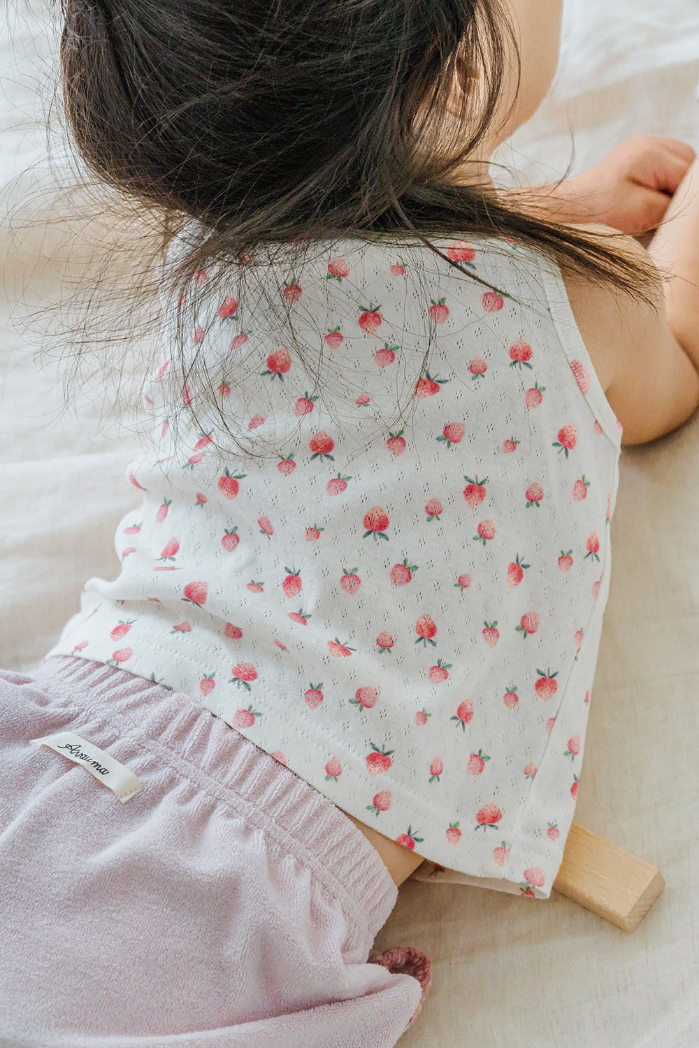 Girl sitting in Avauma strawberry cream sleeveless top and shorts – soft and playful summer look
Girl sitting in Avauma strawberry cream sleeveless top and shorts – soft and playful summer look