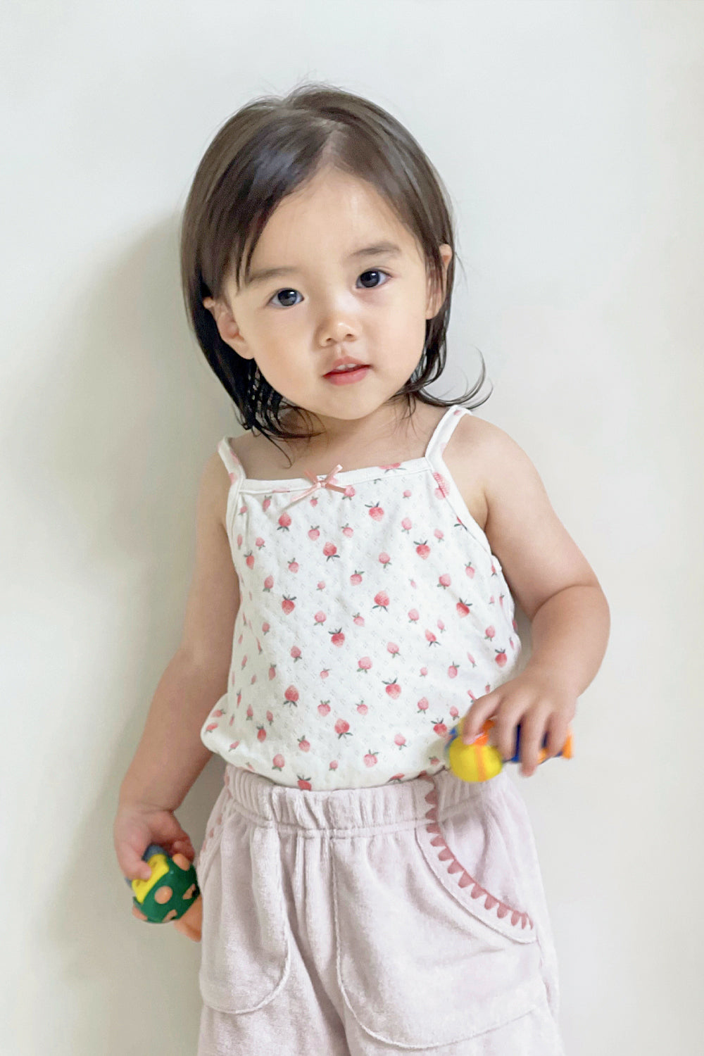 Girl seated in Avauma strawberry cream sleeveless top and light pink shorts – relaxed and airy style
Girl seated in Avauma strawberry cream sleeveless top and light pink shorts – relaxed and airy style