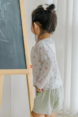 Back view of girl wearing avauma Rosy Cream Flower Cardigan, standing at a chalkboard in bright indoor room.
Back view of girl wearing avauma Rosy Cream Flower Cardigan, standing at a chalkboard in bright indoor room.