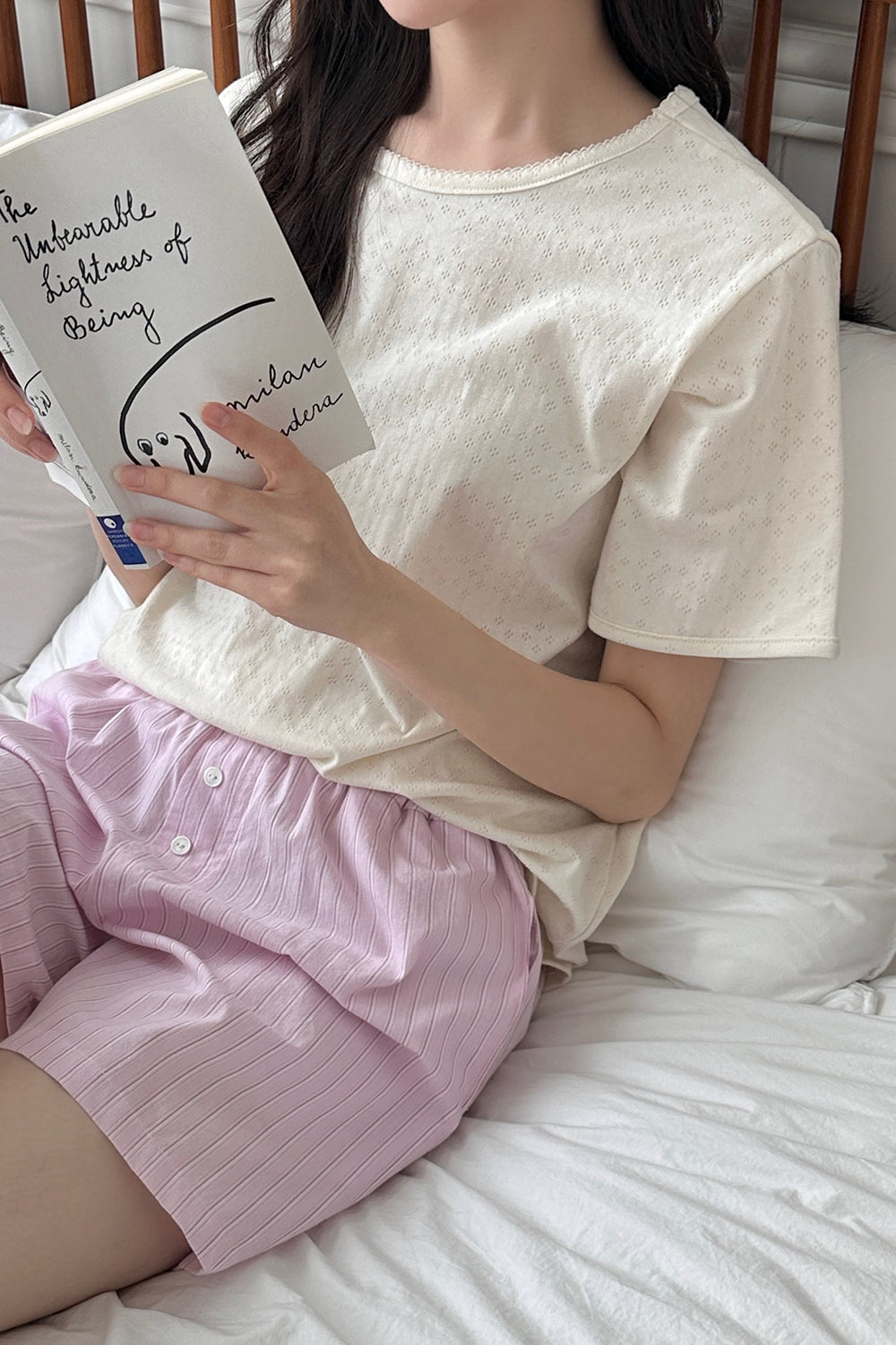 Avauma mom Ciel short sleeve T-shirt styled with pastel pink shorts, relaxed homewear look.
Avauma mom Ciel short sleeve T-shirt styled with pastel pink shorts, relaxed homewear look.