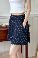 Side view of Avauma Petitbloom mom shorts deepblue flower, styled with white top.
Side view of Avauma Petitbloom mom shorts deepblue flower, styled with white top.