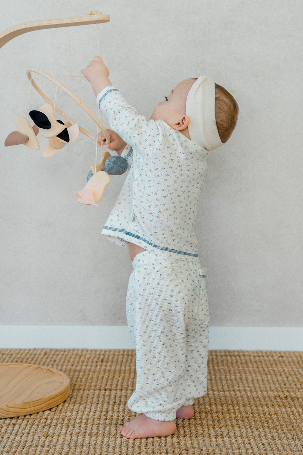 Baby girl wearing Avauma Spring Cream Ivory pajama – lightweight cotton baby outfit for playtime
 Baby girl wearing Avauma Spring Cream Ivory pajama – lightweight cotton baby outfit for playtime