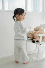 Back view of toddler girl in Avauma Spring Cream Ivory pajama – soft cotton baby sleepwear
Back view of toddler girl in Avauma Spring Cream Ivory pajama – soft cotton baby sleepwear