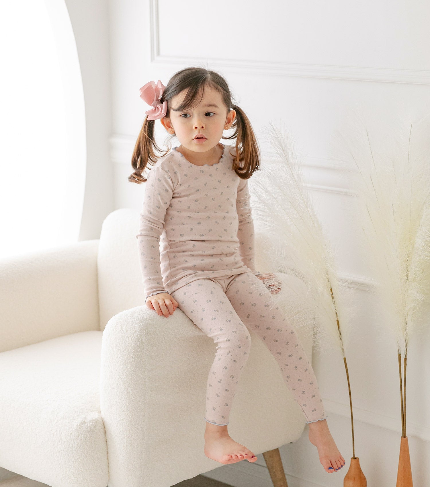 AVAUMA Roses Long Sleeve Set Pink Ruffle Shirring  These pajamas have a stylish 'Ruffle Shirring' design and are soft, stretchy, and comfortable.