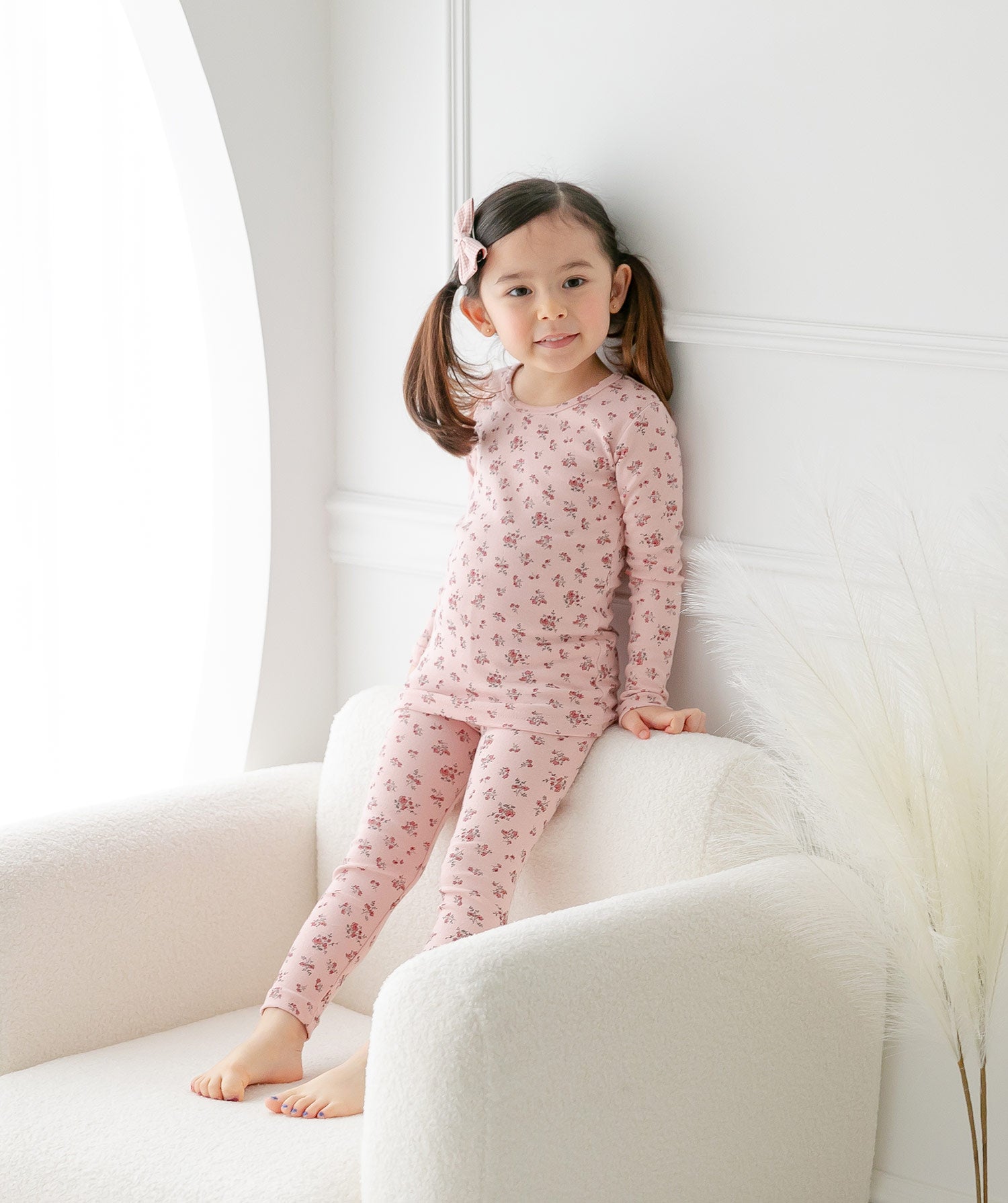  AVAUMA Daisy Long Pajama Pink Flower Pattern Perfect for all-day comfort, they're great for a relaxing day at home or any leisure activity. A reliable choice for parents seeking long-lasting sleepwear.