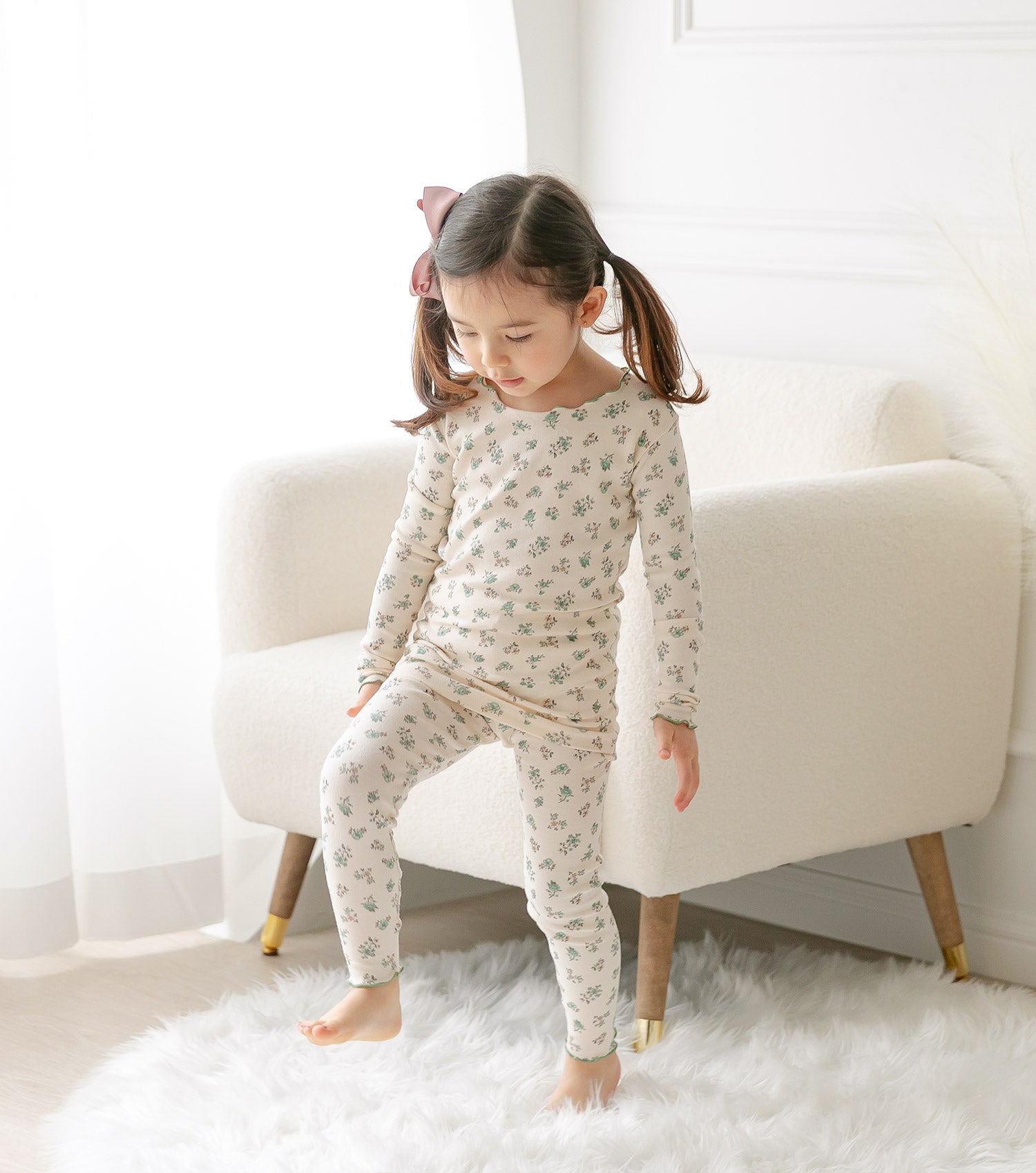 AVAUMA Laura Long Sleeve Set Blue Ruffle Shirring These pajamas have a stylish 'Ruffle Shirring' design and are soft, stretchy, and comfortable.