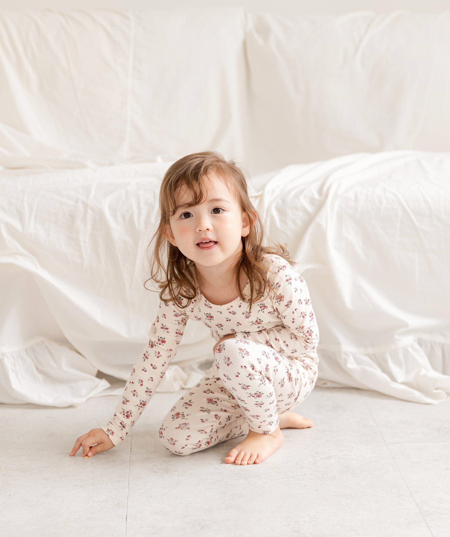 AVAUMA Daisy Long Pajama Ivory Flower Pattern Perfect for all-day comfort, they're great for a relaxing day at home or any leisure activity. A reliable choice for parents seeking long-lasting sleepwear.