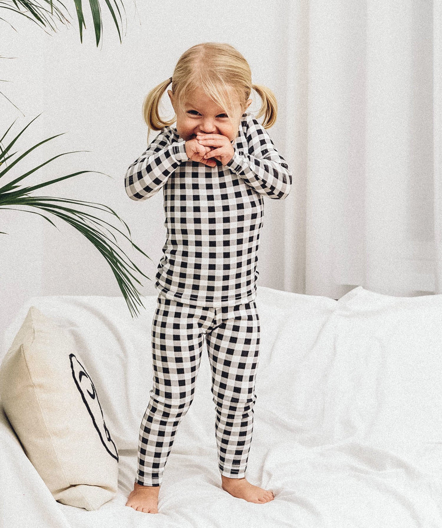 AVAUMA Xmas Long Pajama Check White/Bk Christma Pattern Introducing our high-quality cotton sleepwear pajama with a touch of Christmas magic! Our cozy and ribbed-textured pajama offers ultimate comfort and is loved by both kids and parents for its durability.