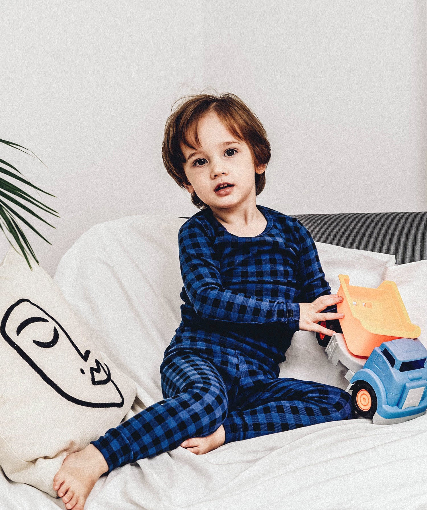 AVAUMA Xmas Long Pajama Check Black/Bk Christma Pattern Introducing our high-quality cotton sleepwear pajama with a touch of Christmas magic! Our cozy and ribbed-textured pajama offers ultimate comfort and is loved by both kids and parents for its durability.