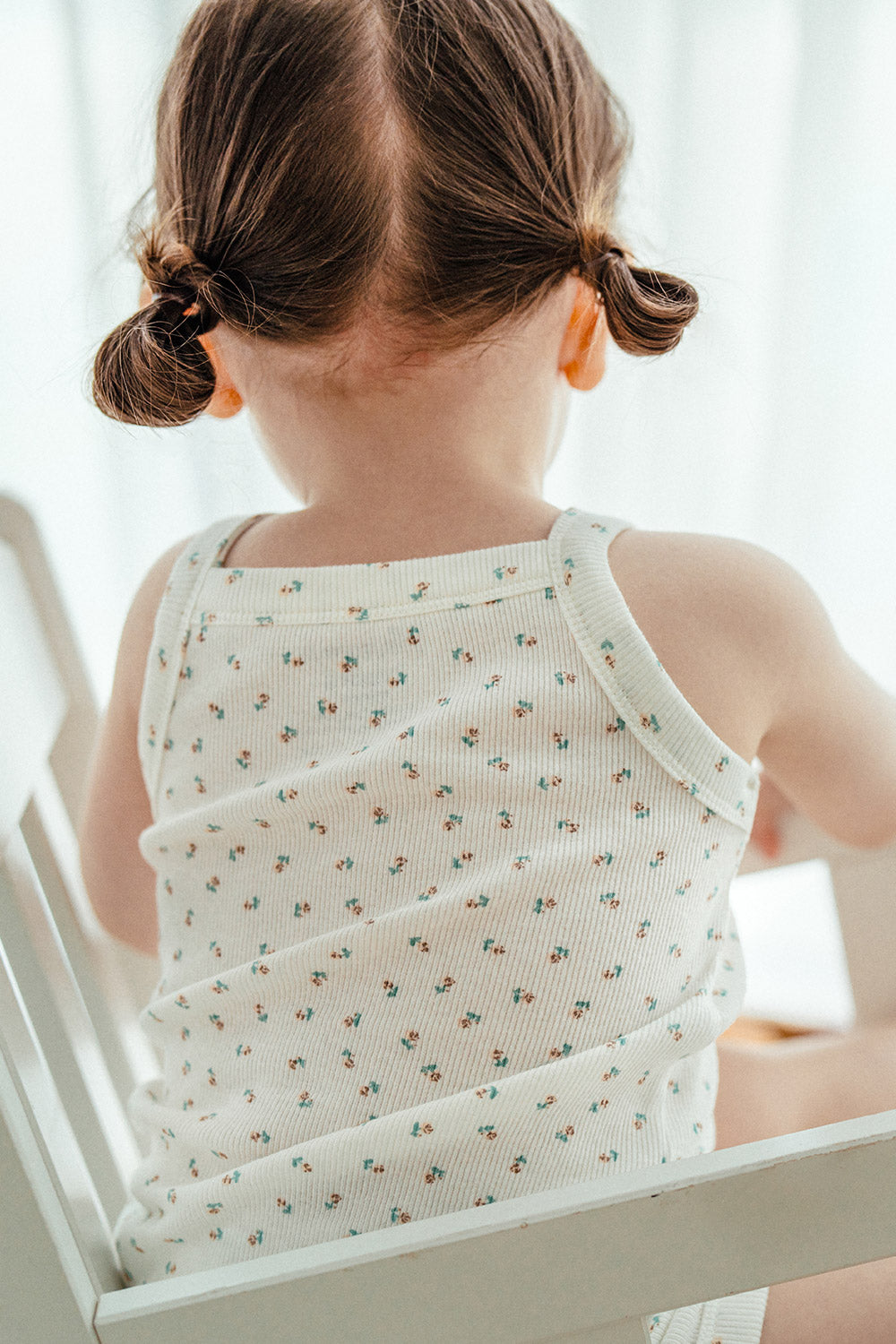 Natural Material: Cotton is a natural fiber, gentle on the skin and causing minimal irritation, allowing children to wear it comfortably all day long.