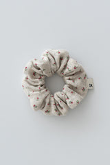 Berry cream floral scrunchie with red flower print on oat beige – Avauma

