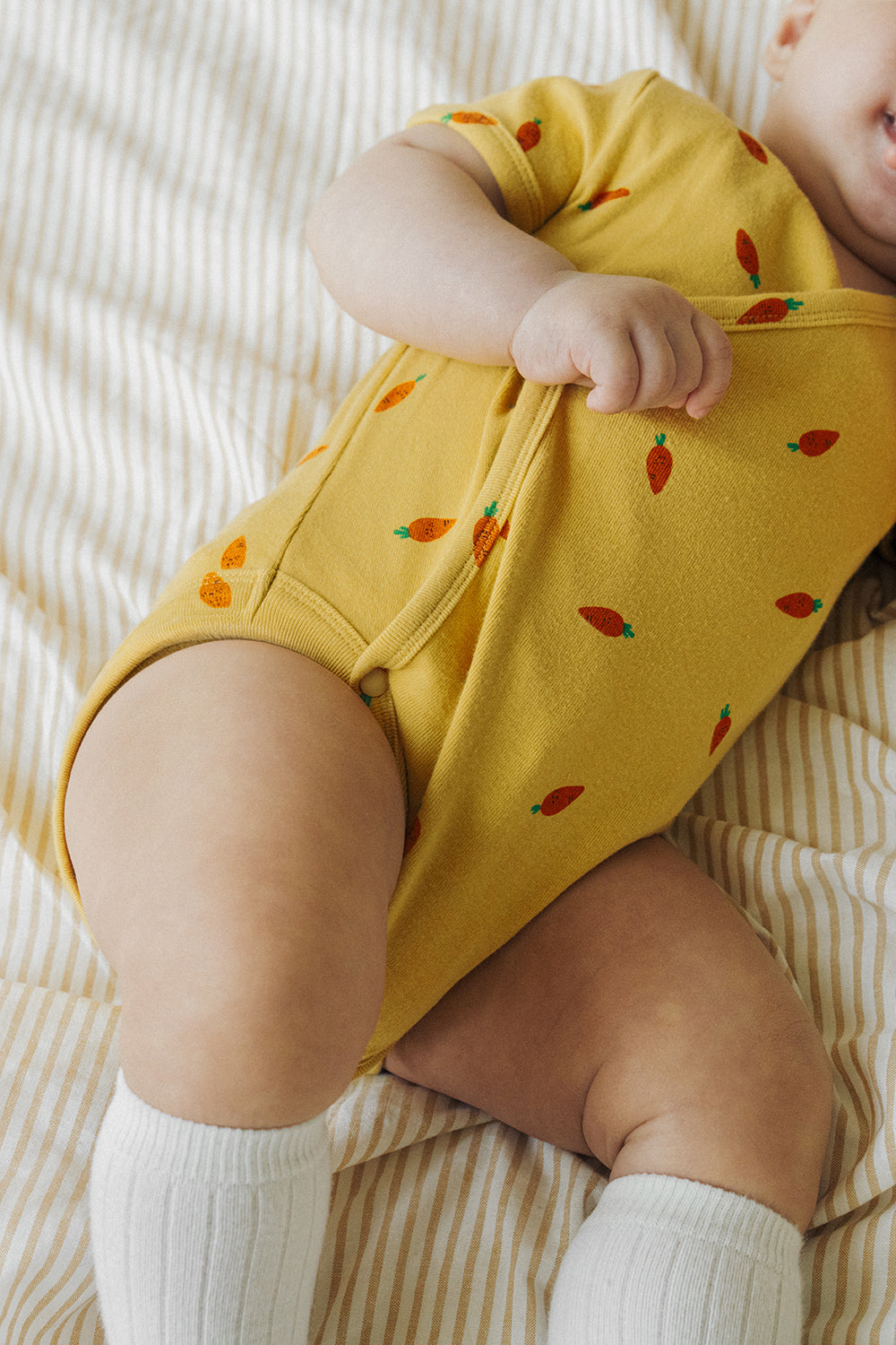 Avauma baby bodysuit close up short sleeve yellow carrot print soft breathable baby clothing