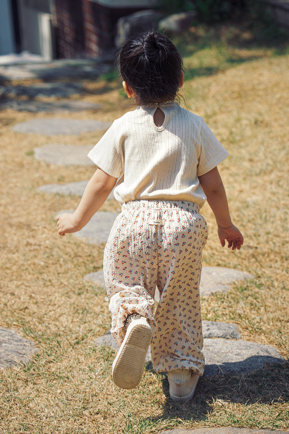 Avauma toddler floral pants back view lightweight crinkle summer pants baby outfit