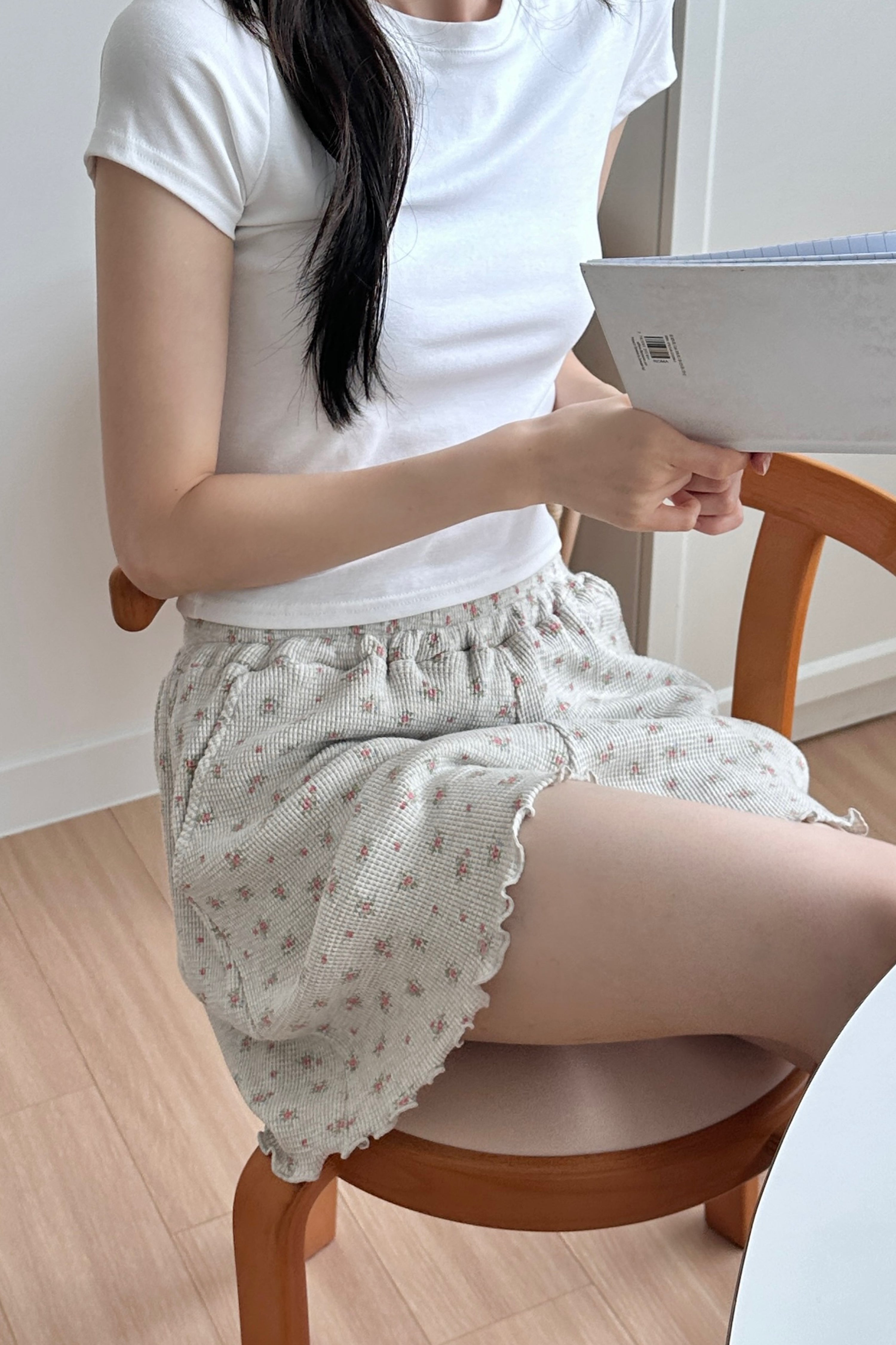 Avauma Petitbloom mom shorts in rosy cream with floral print, casual seated look.

