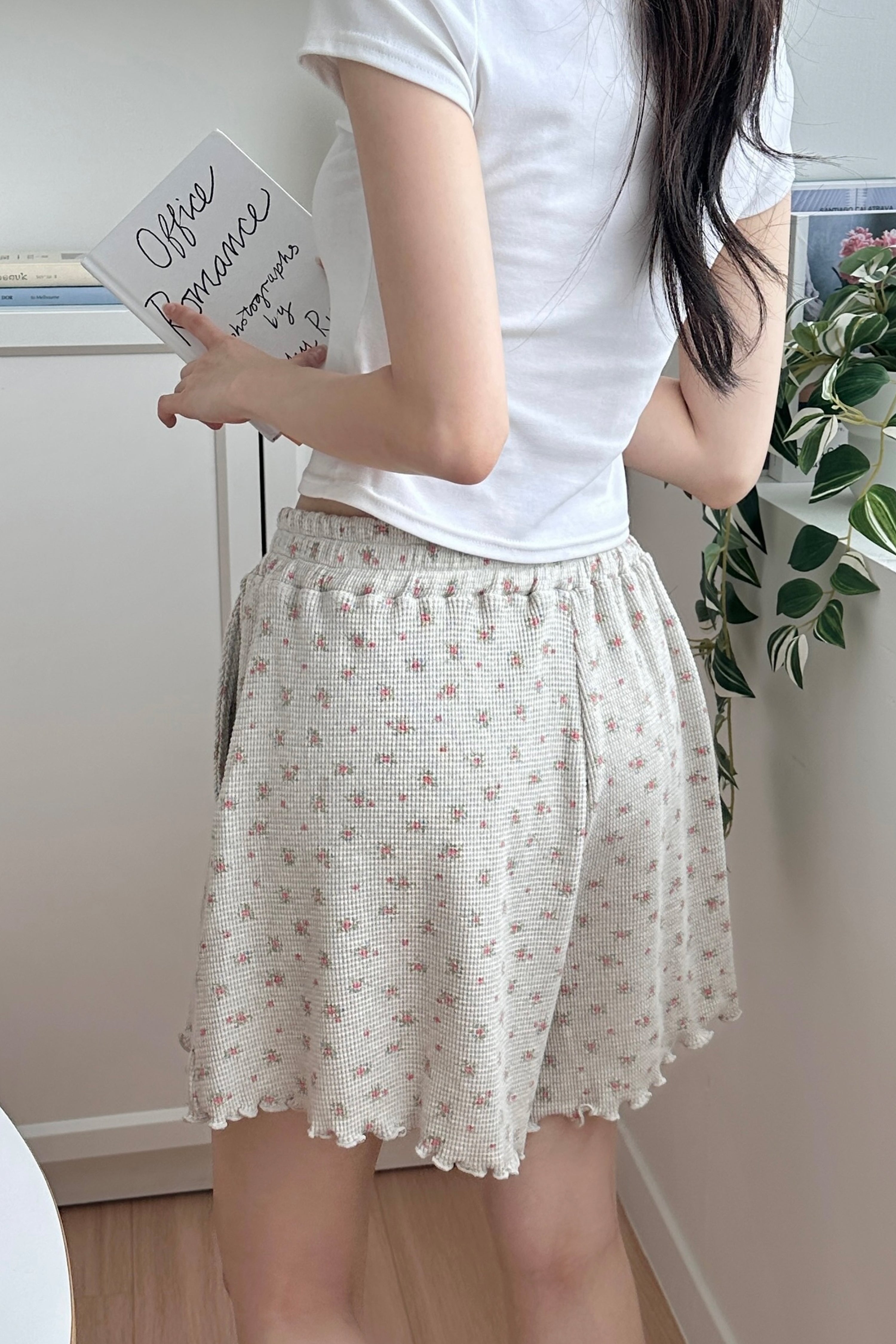 Back view of Avauma Petitbloom mom shorts in rosy cream, paired with relaxed fit top.


