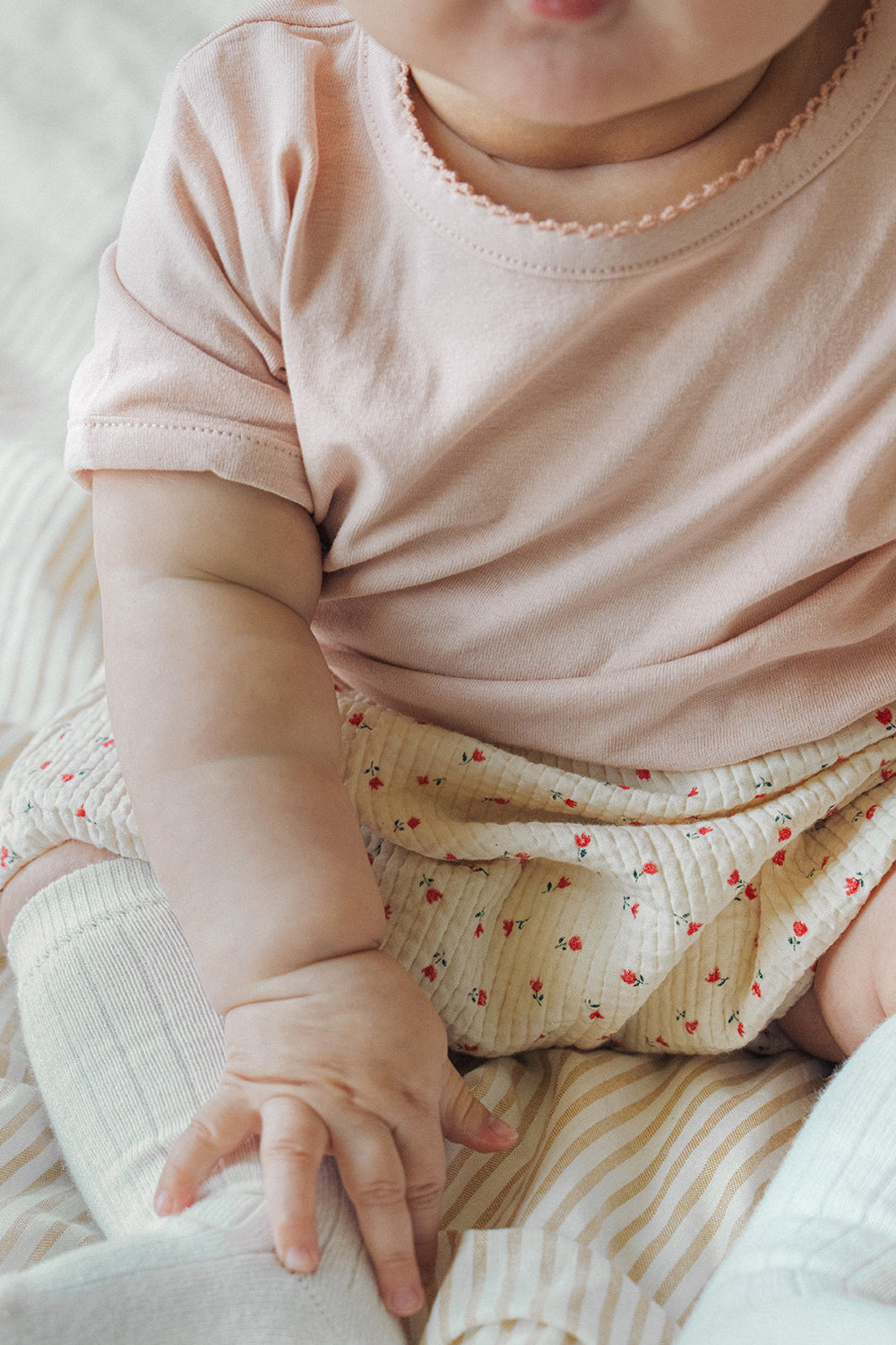 Avauma baby bloomer berry cream soft cotton floral baby shorts elastic waist detail